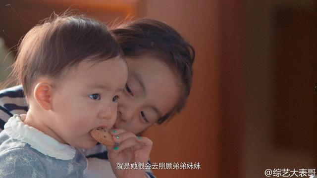 黄磊孙莉昔日婚礼激吻照曝光 全家出游多多宠爱妹妹亲不停