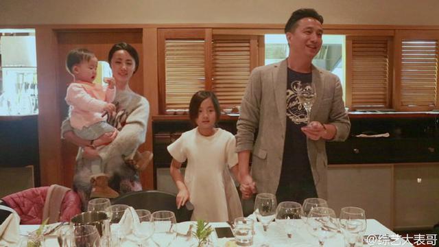 黄磊孙莉昔日婚礼激吻照曝光 全家出游多多宠爱妹妹亲不停