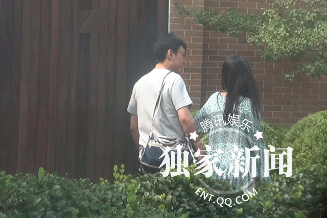 张静初恋情曝光 与神秘熟男牵手蜜吻