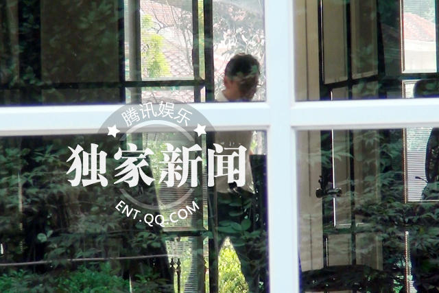 张静初恋情曝光 与神秘熟男牵手蜜吻