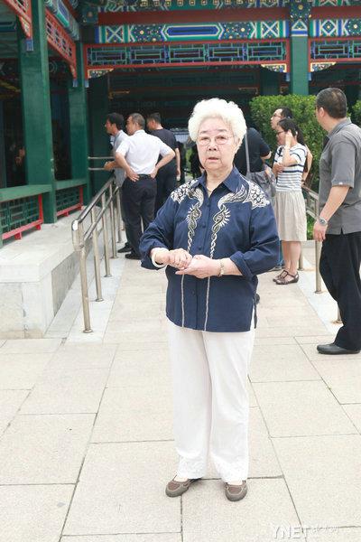 87岁田华家一个月伙食费仅1000元 草莓吃不起