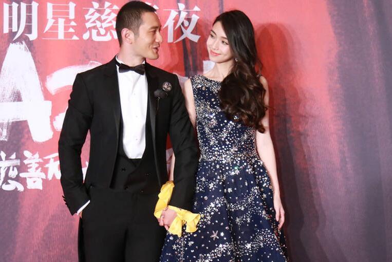 明星夫妻亮相慈善夜秀恩爱 黄晓明为Baby提裙摆