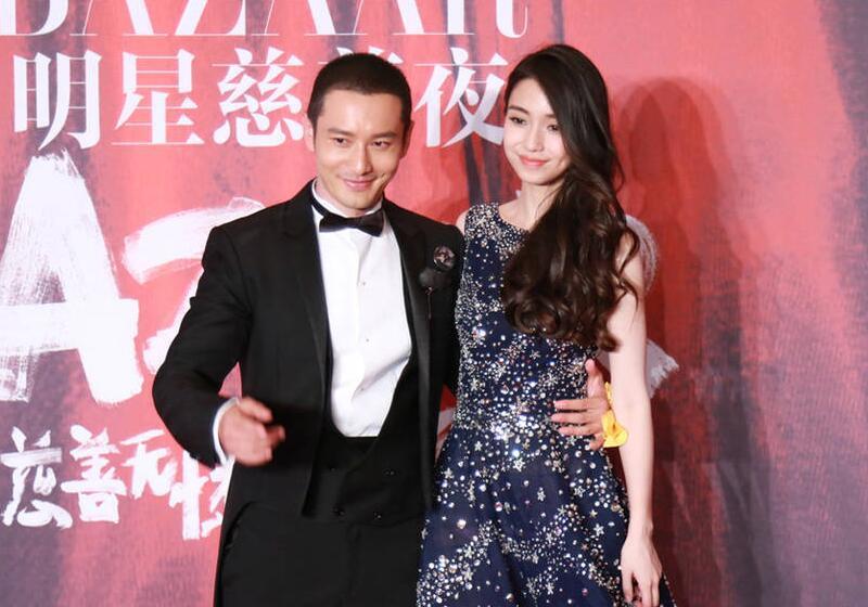 明星夫妻亮相慈善夜秀恩爱 黄晓明为Baby提裙摆