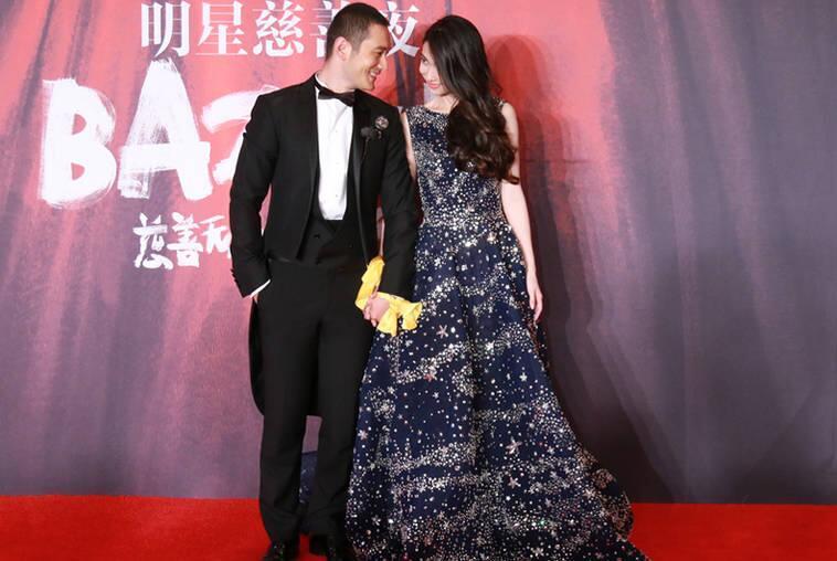 明星夫妻亮相慈善夜秀恩爱 黄晓明为Baby提裙摆