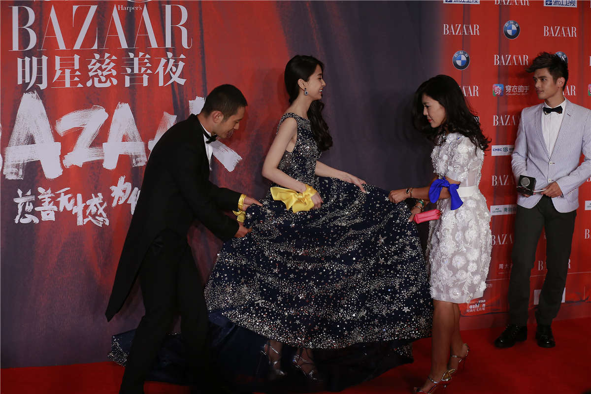 明星夫妻亮相慈善夜秀恩爱 黄晓明为Baby提裙摆