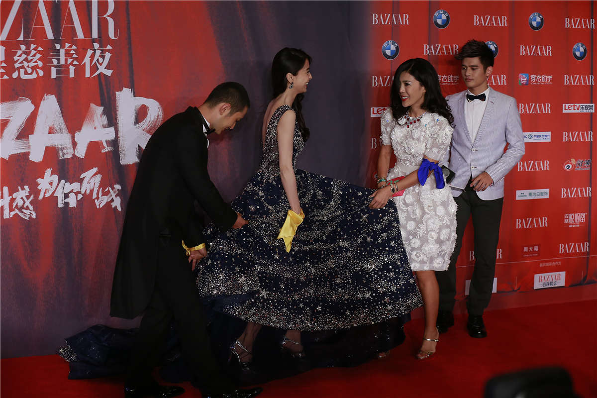 明星夫妻亮相慈善夜秀恩爱 黄晓明为Baby提裙摆