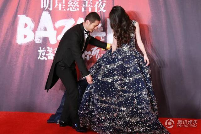 明星夫妻亮相慈善夜秀恩爱 黄晓明为Baby提裙摆