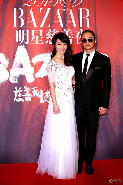 明星夫妻亮相慈善夜秀恩爱 黄晓明为Baby提裙摆