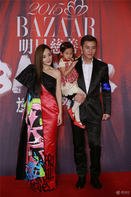 明星夫妻亮相慈善夜秀恩爱 黄晓明为Baby提裙摆