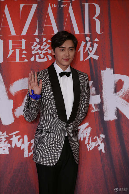 明星夫妻亮相慈善夜秀恩爱 黄晓明为Baby提裙摆