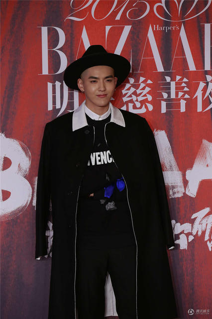 明星夫妻亮相慈善夜秀恩爱 黄晓明为Baby提裙摆