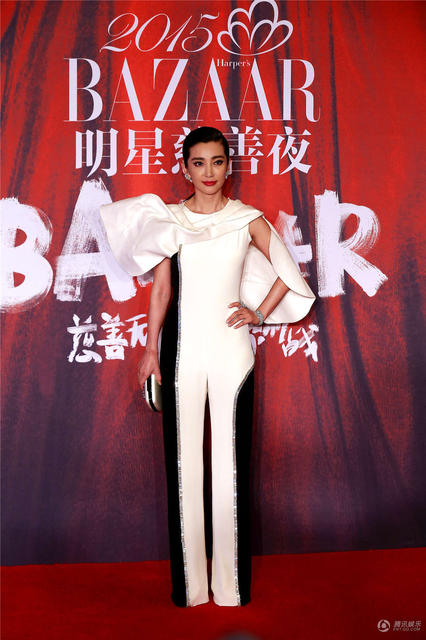 明星夫妻亮相慈善夜秀恩爱 黄晓明为Baby提裙摆