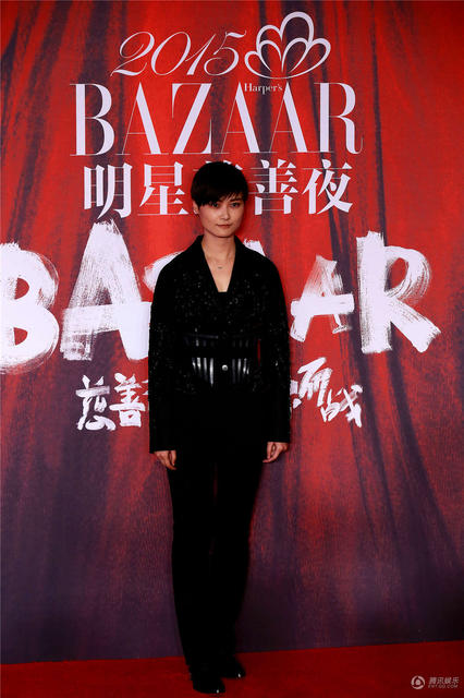 明星夫妻亮相慈善夜秀恩爱 黄晓明为Baby提裙摆