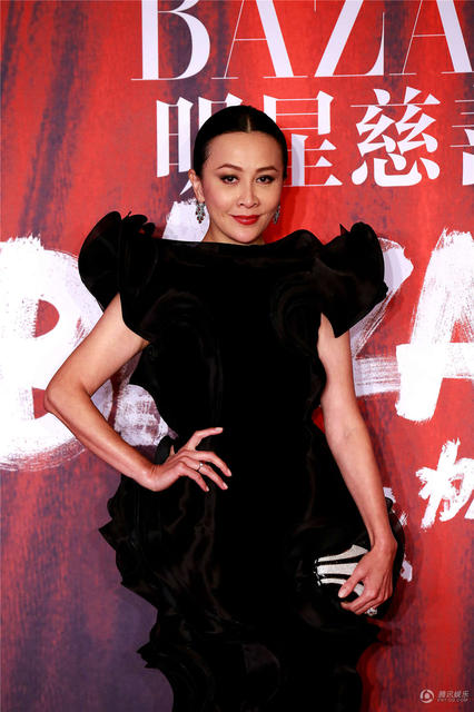 明星夫妻亮相慈善夜秀恩爱 黄晓明为Baby提裙摆