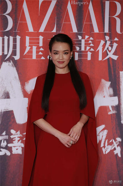 明星夫妻亮相慈善夜秀恩爱 黄晓明为Baby提裙摆