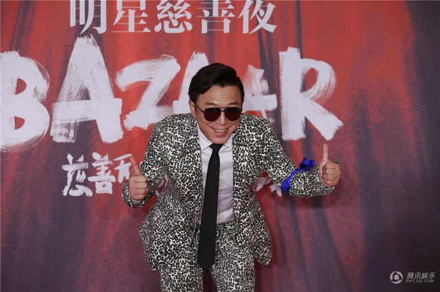 明星夫妻亮相慈善夜秀恩爱 黄晓明为Baby提裙摆