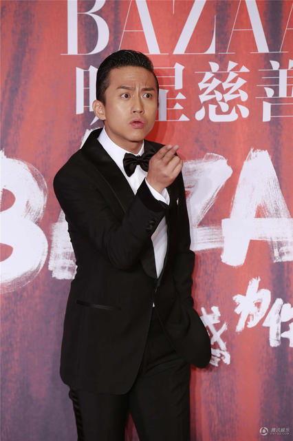 明星夫妻亮相慈善夜秀恩爱 黄晓明为Baby提裙摆