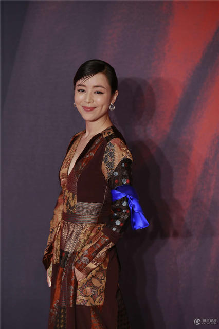 明星夫妻亮相慈善夜秀恩爱 黄晓明为Baby提裙摆