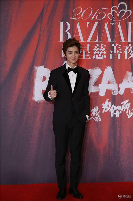 明星夫妻亮相慈善夜秀恩爱 黄晓明为Baby提裙摆