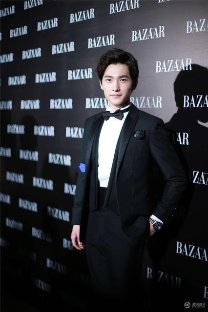 明星夫妻亮相慈善夜秀恩爱 黄晓明为Baby提裙摆