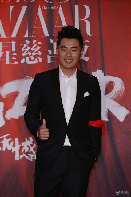 明星夫妻亮相慈善夜秀恩爱 黄晓明为Baby提裙摆 明星夫妻亮相慈善夜秀恩爱 黄晓明为Baby提裙摆