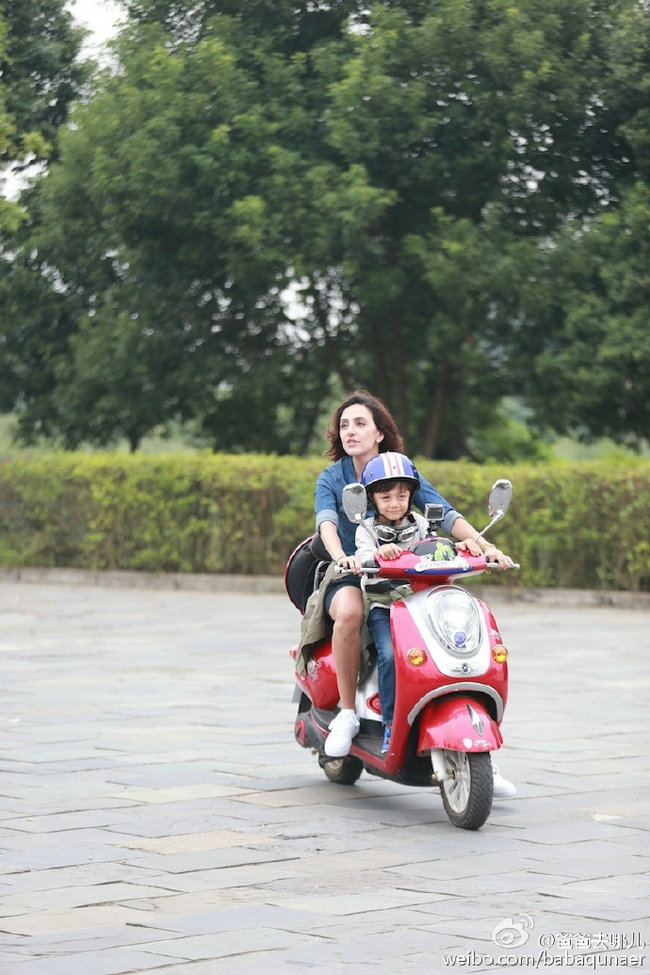 《爸爸3》迎妈妈团：安娜骑摩托带诺一帅气登场