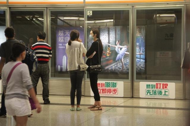 吴佩慈背天价豪包现身港铁 挺6月巨肚四肢纤细