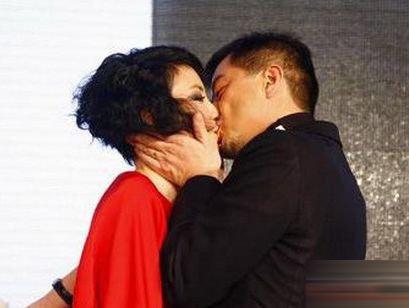 盘点当众调情惊呆路人明星 叶璇与男友热吻