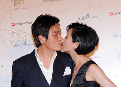 盘点当众调情惊呆路人明星 叶璇与男友热吻