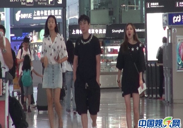 王思聪与神秘女穿情侣装似又交新欢 懒理偷拍