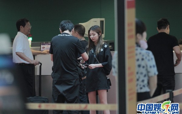 王思聪与神秘女穿情侣装似又交新欢 懒理偷拍