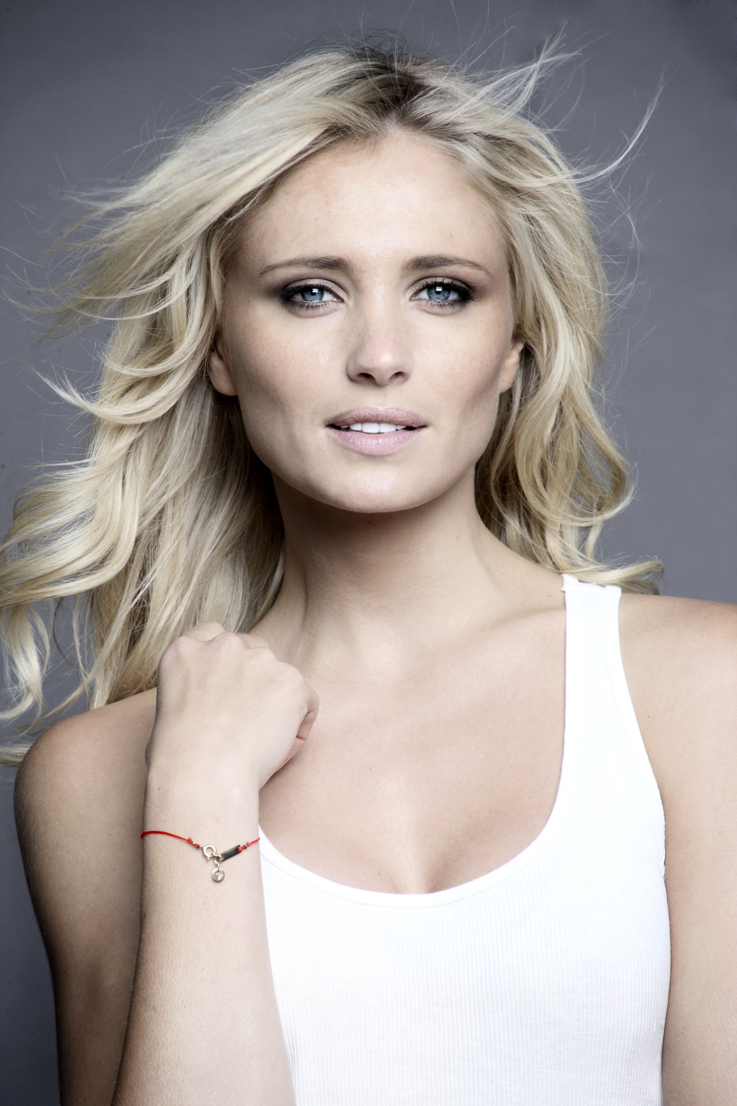 维秘天使冲浪致头颅骨折陷昏迷 或终生瘫痪