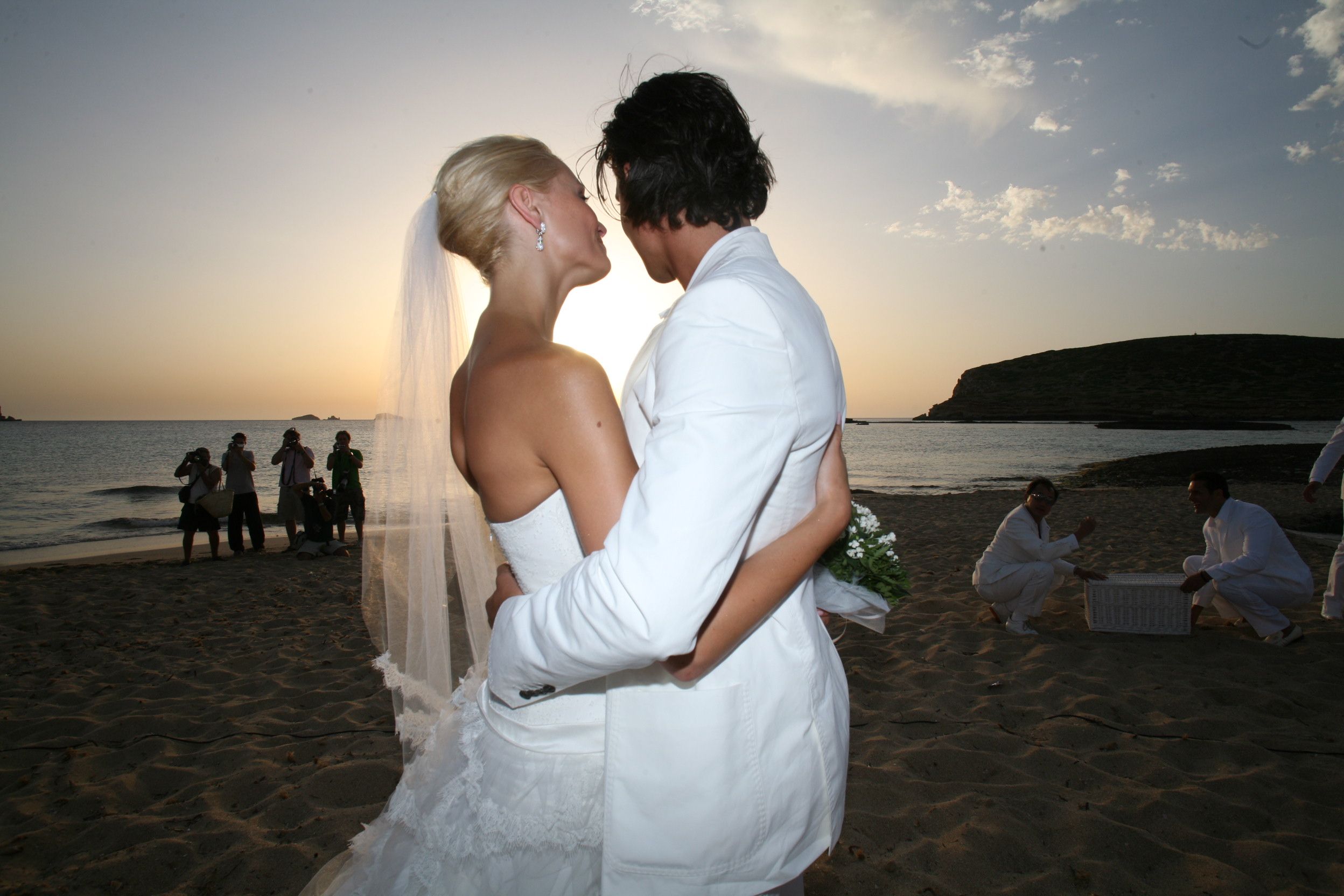 维秘天使冲浪致头颅骨折陷昏迷 或终生瘫痪