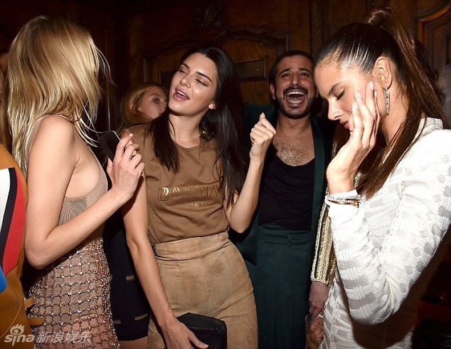 美腿林立！好莱坞当红嫩模齐聚血拼身材