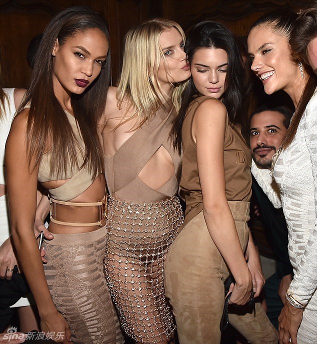 美腿林立！好莱坞当红嫩模齐聚血拼身材