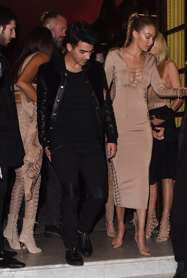 美腿林立！好莱坞当红嫩模齐聚血拼身材