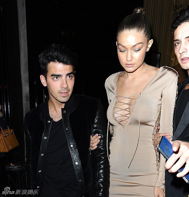 美腿林立！好莱坞当红嫩模齐聚血拼身材