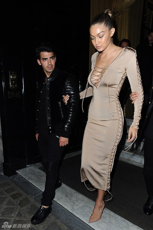 美腿林立！好莱坞当红嫩模齐聚血拼身材