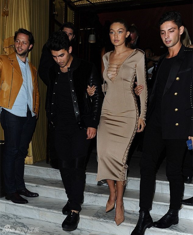 美腿林立！好莱坞当红嫩模齐聚血拼身材