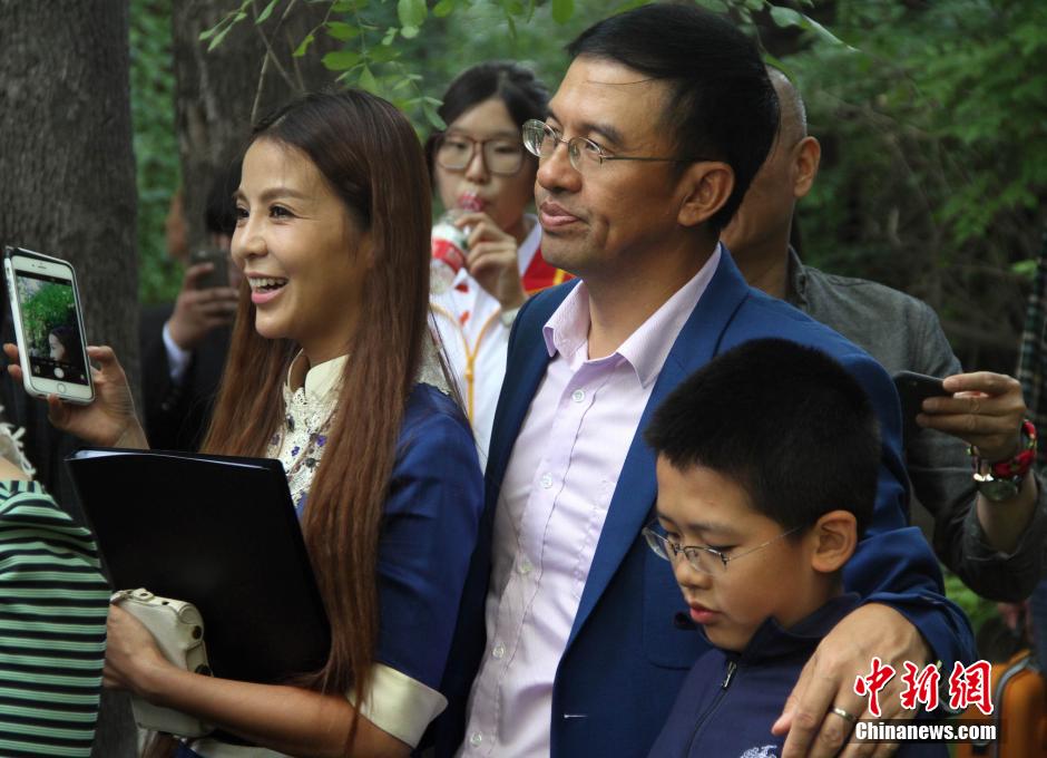 央视名嘴朱迅、王志携儿子亮相天津