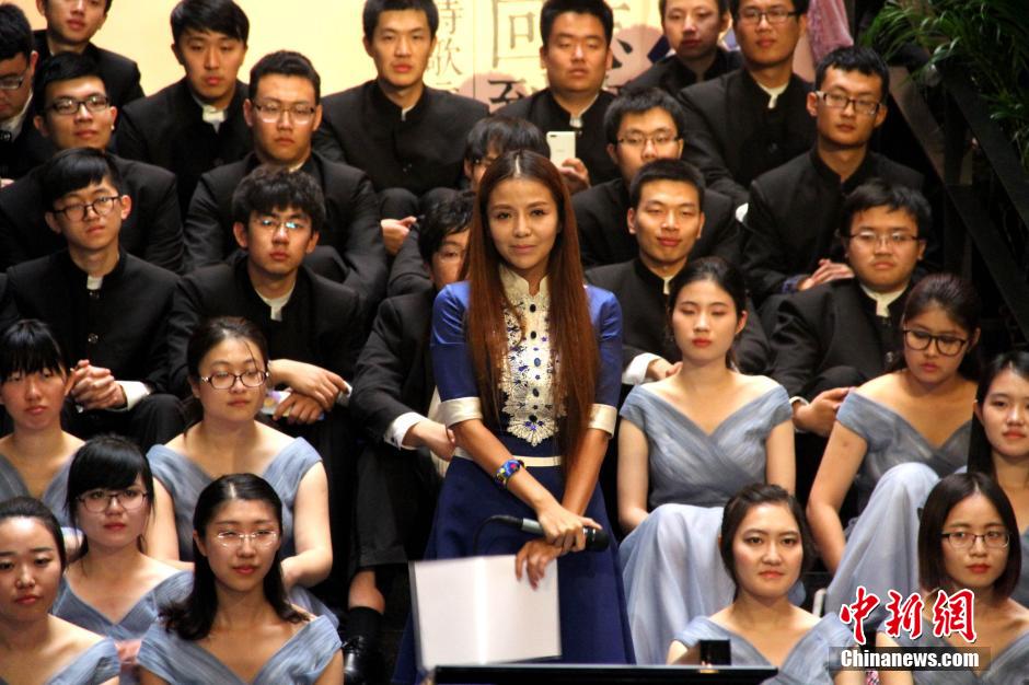 央视名嘴朱迅、王志携儿子亮相天津