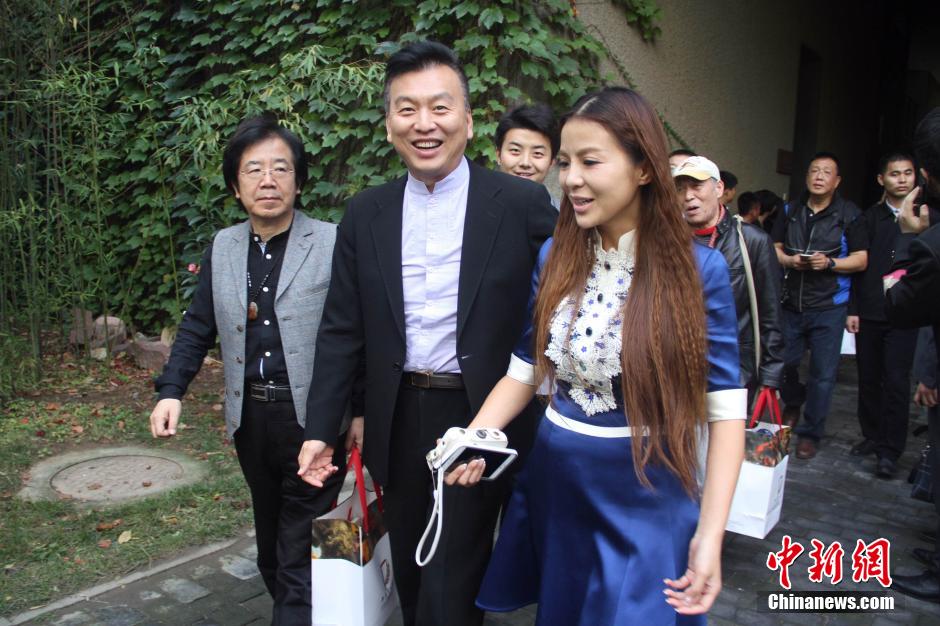 央视名嘴朱迅、王志携儿子亮相天津