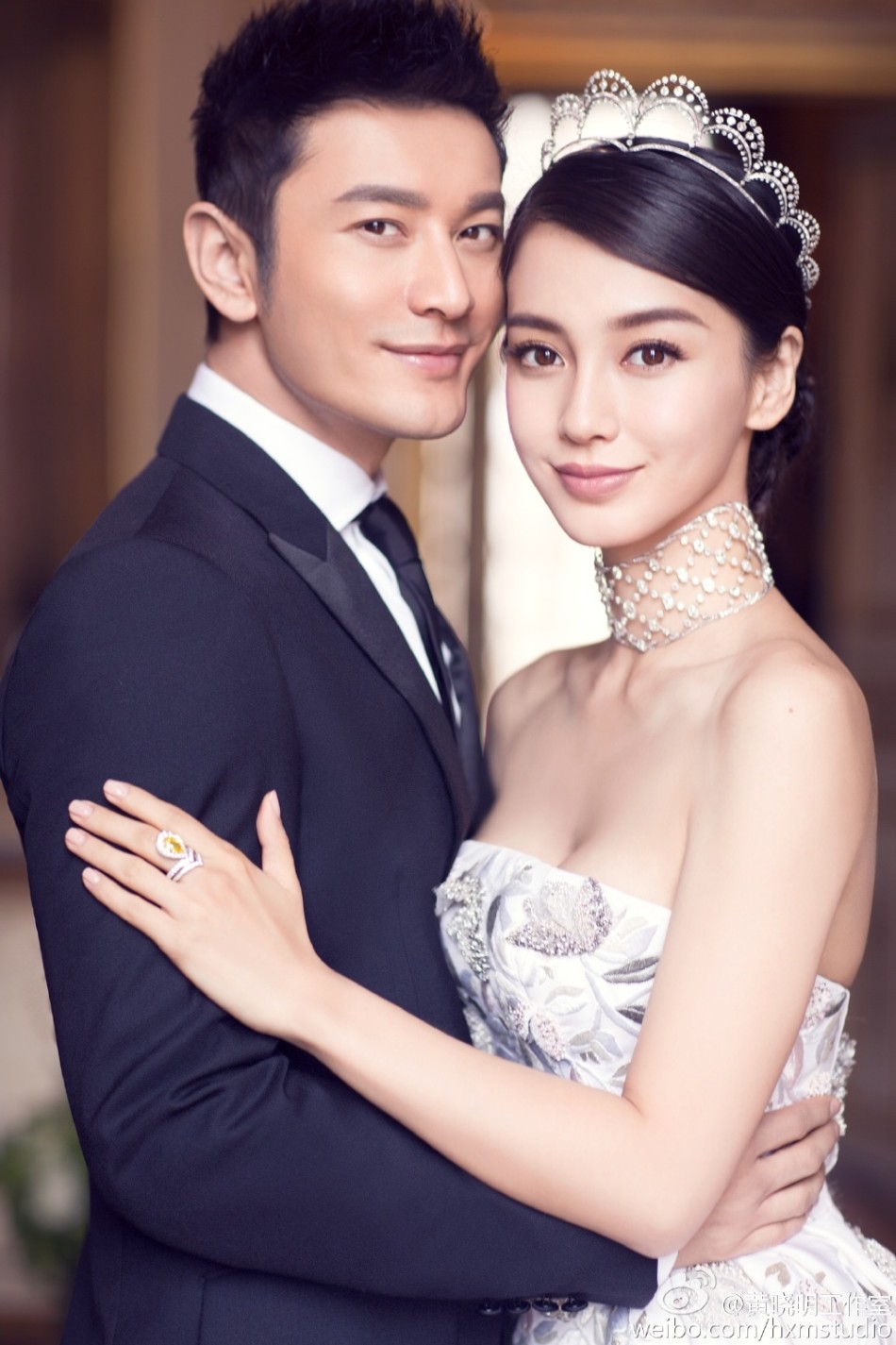 黄晓明baby曝婚纱照 巴黎铁塔下甜蜜亲吻