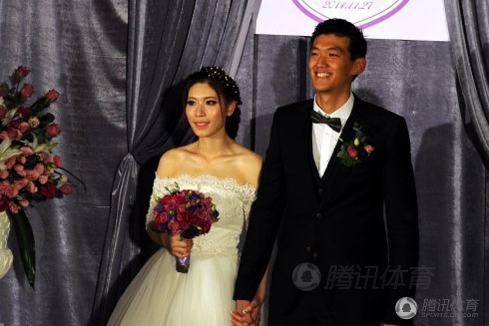 优雅空姐+性感主播 最美太太团力挺国足