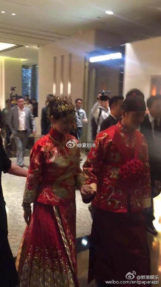 黄晓明baby办中式婚礼 跪拜父母端茶领红包