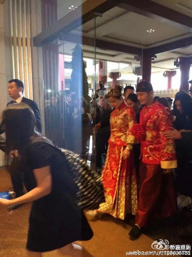 黄晓明baby办中式婚礼 跪拜父母端茶领红包
