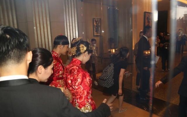 黄晓明baby办中式婚礼 跪拜父母端茶领红包