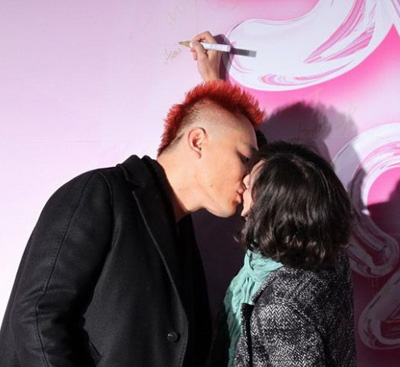 盘点当众调情惊呆路人明星 叶璇与男友热吻