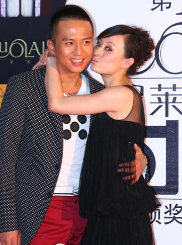 盘点当众调情惊呆路人明星 叶璇与男友热吻