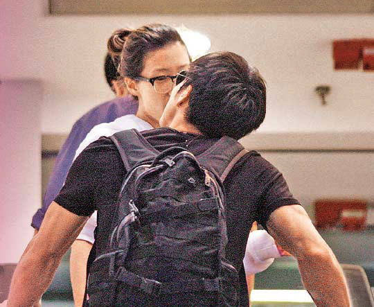 盘点当众调情惊呆路人明星 叶璇与男友热吻